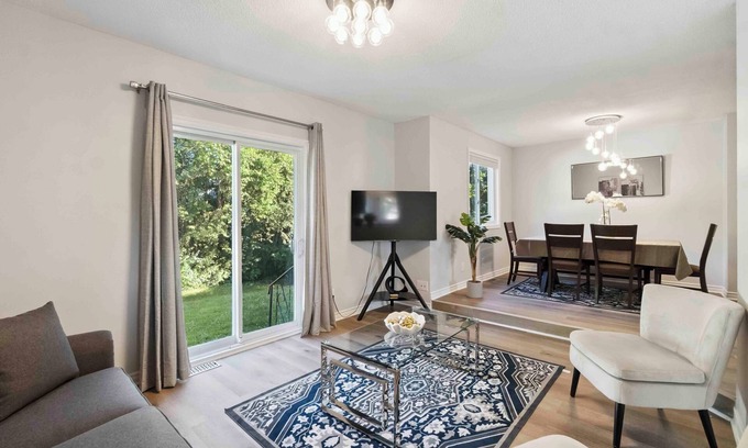 Ottawa Division Casa | Cozy 4BR, 5-Bed Retreat | Entire Barrhaven Home + Yard