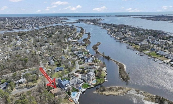 Brick Casa | Waterfront 4BR w/ King Suite, Jacuzzi, Kayaks, Gym, Game Room & Private Beach