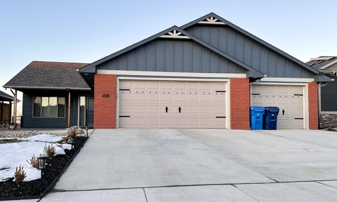 Sioux Falls Casa | Cozy 4King bed+3Bath near Downtown&Airport open concept Scenic backyard view