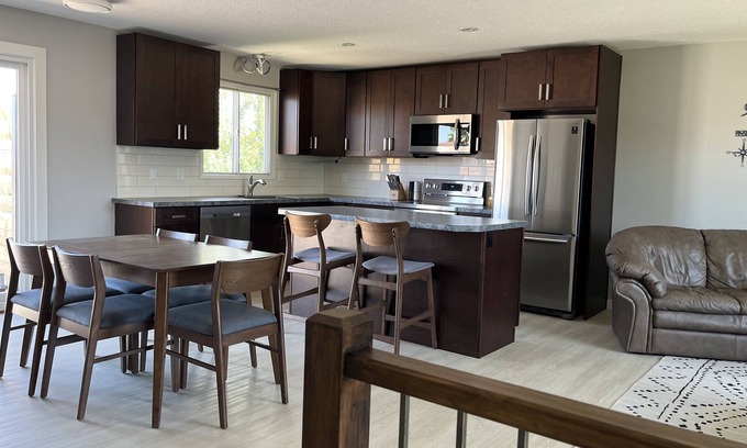 Medicine Hat Casa | Cozy 5 Bedroom 2 Bath private Medicine Hat home.