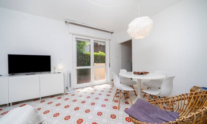 Grado Pineta Apartamento | Cozy 56 sqm ground-floor apartment featuring a balcony running along the entire perimeter and a private garden, perfect for relaxation and tranquility. Located in Grado Pineta, a green and quiet area just steps from the sea and nature trails, it offers t