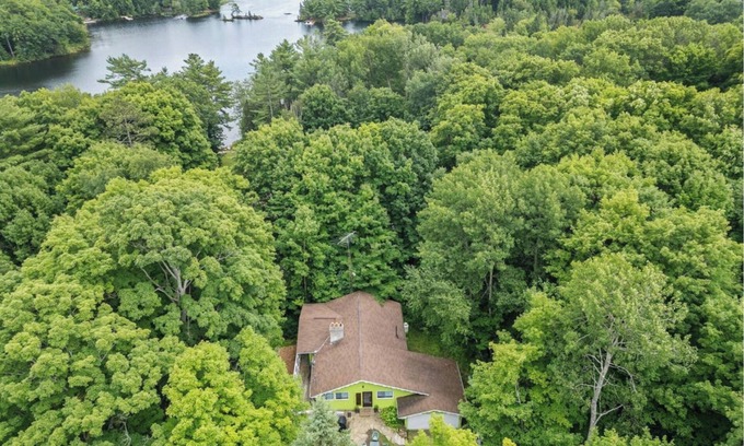 Coboconk Cabaña | Cozy 5BR Cottage - 1 min walk to lake, canoes & more!