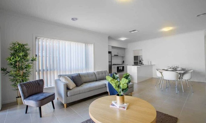 Point Cook Casa | Cozy 5BR House - Discover Aviation History