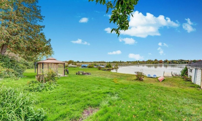 Kirkfield Cabaña | cozy 5br waterfront cottage kirfield,hotub