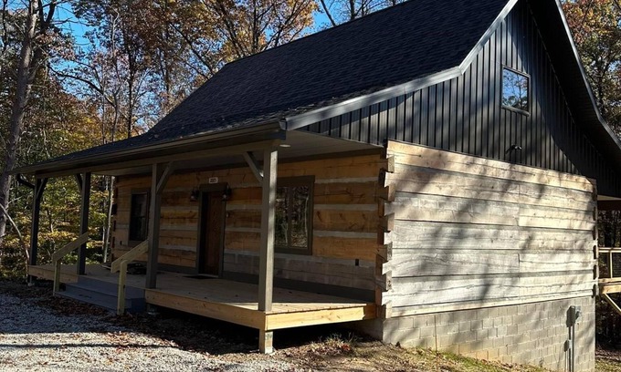 Helmsburg Cabina | Cozy 6 Person Cabin in Brown County, Indiana