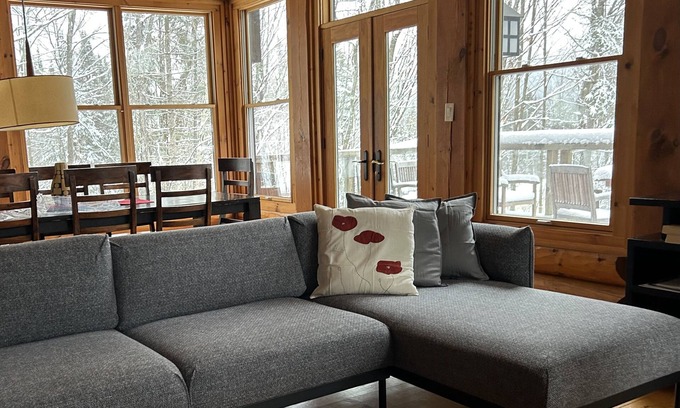 Lac Superieur Village Cabina | Acogedora cabaña de madera para 10 personas en Mont Tremblant con bañera de hidromasaje, sauna y chimenea interior