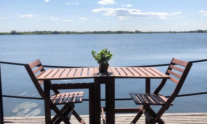 Plaue Alquiler De Eote | Cozy and romantic houseboat in a prime location with fireplace and sauna.