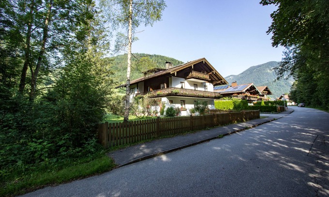 Weissbach an der Alpenstrasse Apartamento | Acogedor apartamento con balcón orientado al sur.
