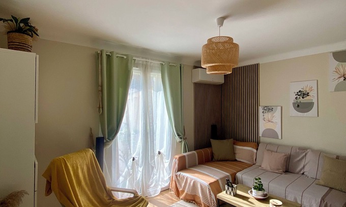 Entraigues-sur-la-Sorgue Apartamento | Cozy Apartment in the Heart of a Provençal Village – 2 Bedrooms + Balcony