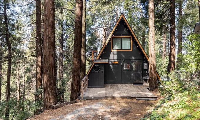 Crestline Cabina | Cozy A-Frame High in The Tree Tops