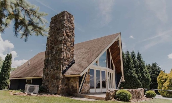 North Brookhaven Cabina | Cozy A-frame in North Georgia mountains with NEW hot tub