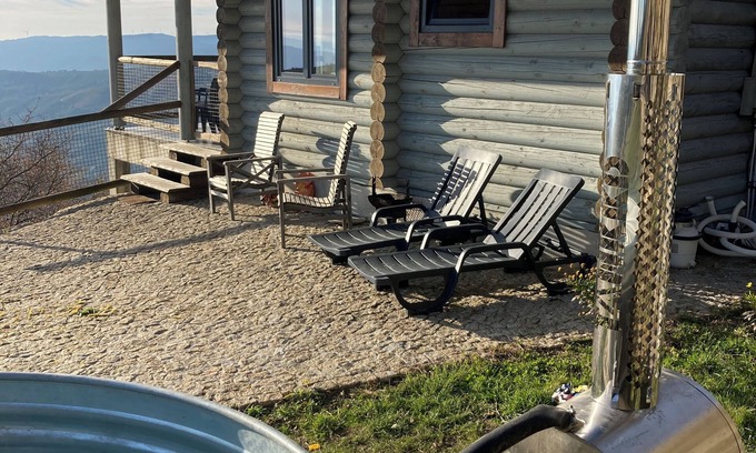Molares Chalet De Esquí | Cozy accommodation with hot tub with panoramic views of mountain and valley