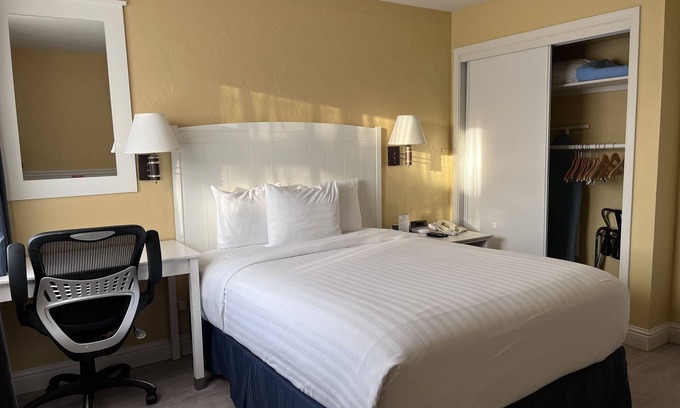 Downtown Monterey Cabina | Cozy ADA Accessible Queen Room with Roll-in Shower at Ocean-Side Property!