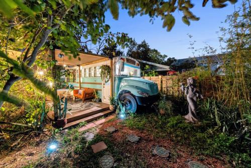 Tampa Casa | Cozy AF Medusa the Bus-Lux