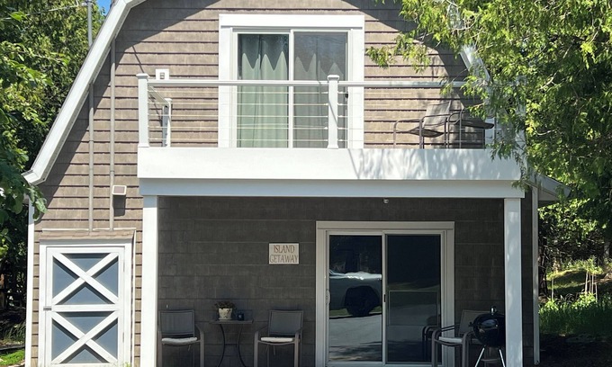 Drummond Cabaña | Cozy affordable cottage near shopping, restaurants and trail access!