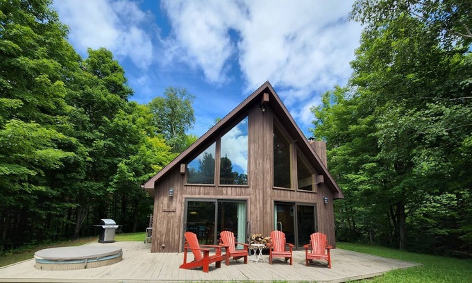 Whippleville Cabina | Cozy AFrame Cabin w/ Hot Tub overlooking Titus Mtn