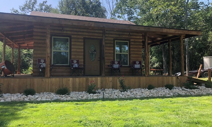 Madison County Casa | Cozy Aggie Game-Day Country Cabin w/ full porch and outdoor amenities
