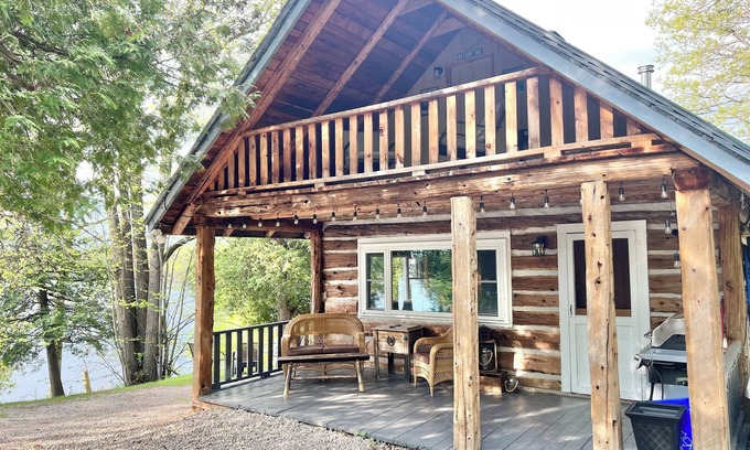Tay Valley Cabina | Cozy all season Balderson Cabin, 20 mins from Perth Ontario!