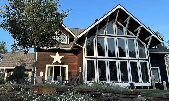 East Kootenay Apartamento | Cozy alpine retreat minutes from the ski hill and golf course