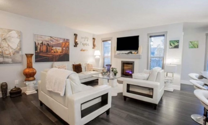 Southwest Edmonton Casa | Cozy and beautiful three bedroom house close to lake
