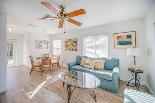 Central Naples Apartamento | Cozy and Bright Naples Abode with Community Amenities!