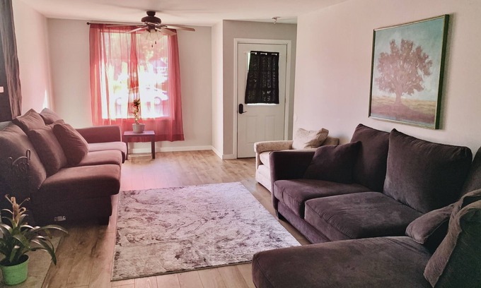 Eastern Oregon Casa | Cozy and Centrally Located. Spacious home with fenced backyard and 5 beds.