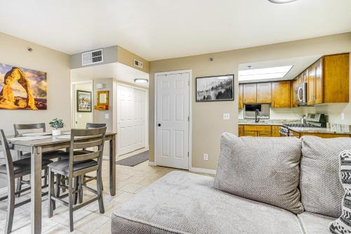East Central Apartamento | Cozy and Centrally Located SLC Condo with Balcony!