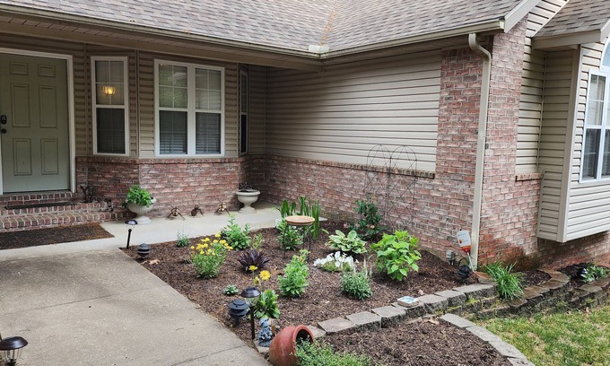 Bella Vista Casa | Cozy and Clean! Quiet Cul de sac, Screened Porch, Attached Garage, and Fire Pit!