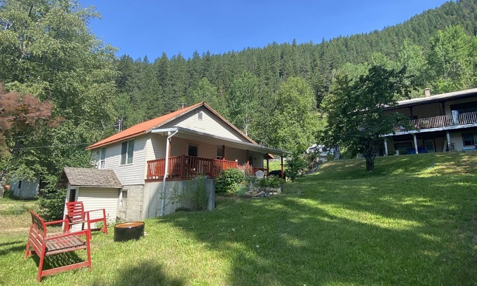 Taghum Cabaña | Cozy and Cute cottage with yard 10 minutes from Nelson