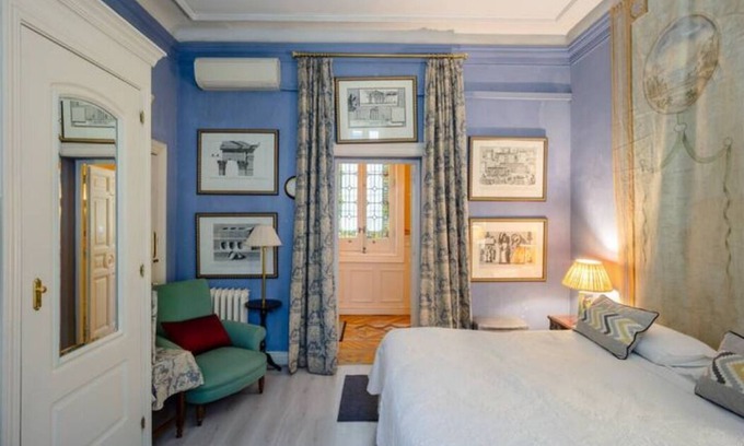 Palacio Apartamento | Cozy and Elegant Blue Room with 2 balconies in Opera