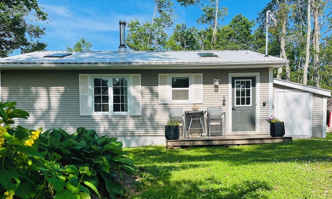 Miltonvale Park Cabina | cozy and elegant cabin, 2 bedrooms cabin.