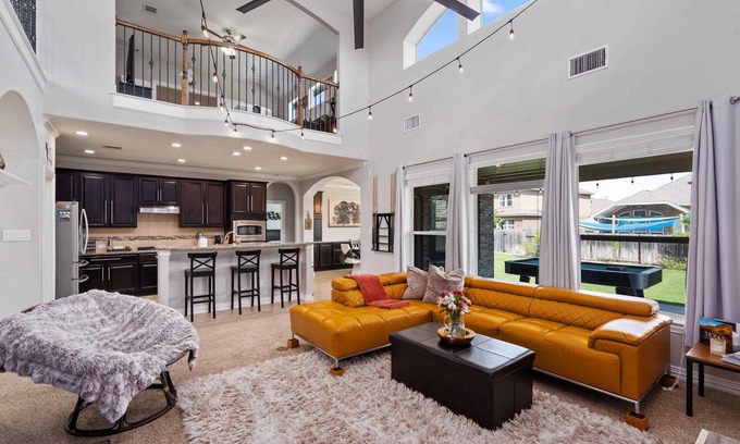 Pflugerville Casa | Cozy and Fun Luxury Family Home - 5 mins to City or Countryside