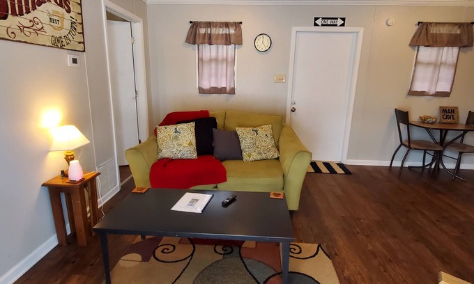 West Monroe Casa | Cozy and In the Middle of it all 2br/1ba - Extended Stay!