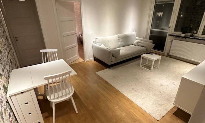 Centrum Apartamento | Cozy and modern central apartment with 2 balconies, full kitchen och bathroom.