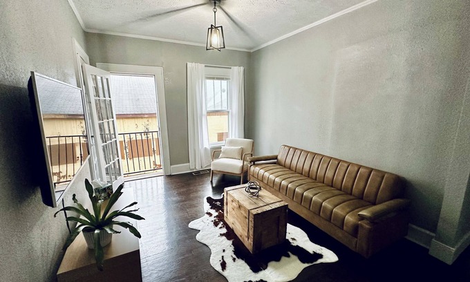 Leadsville Apartamento | Cozy and modern 2 bedroom apartment with balcony in downtown Elkins, WV