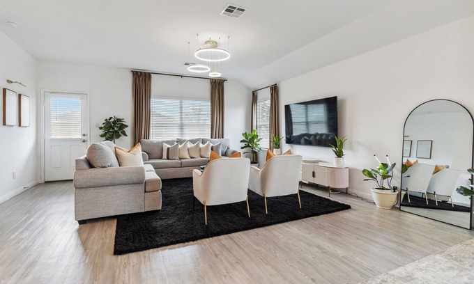 Converse Casa | Cozy and Modern, 3 bedroom, 2 bathroom Home in Converse, TX/Near San Antonio.