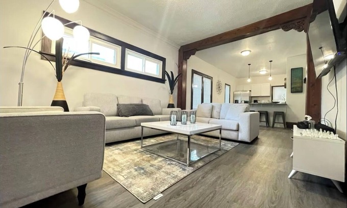 Minneapolis Casa | Cozy and Modern 4 bedroom 1 Bathroom McKinley Home
