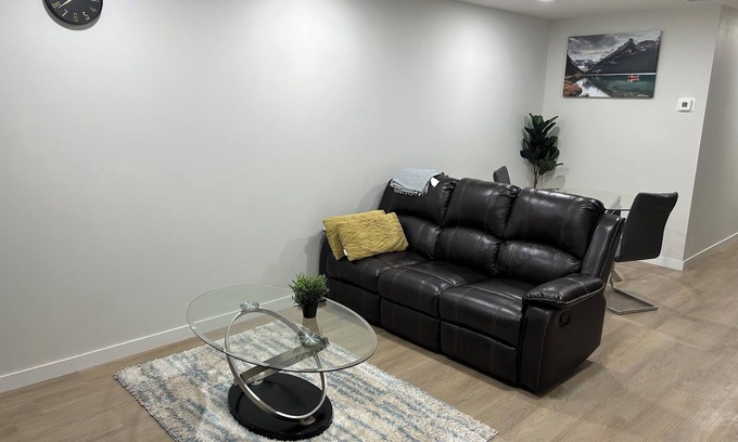 Northwest Calgary Casa | Cozy and Modern Basement Suite in NW Calgary – Close to Parks,Shops,and Downtown