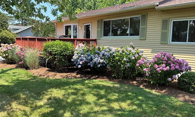 Cape Anne Casa | Charming Bayfront home with modern kitchen, private pier and hispeed WiFi