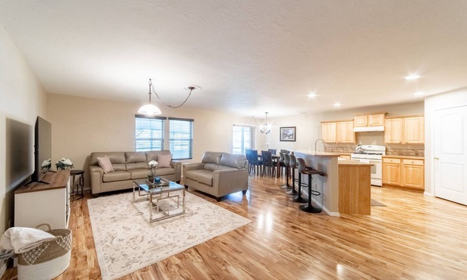 Star Casa | Cozy and peaceful home. Sleeps 12 , RV side parking , Office space , Sun Room