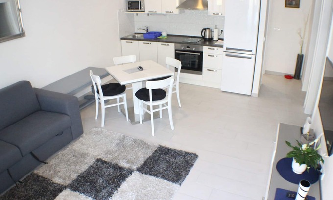 Promajna Apartamento | Cozy and pet-friendly 2 bedroom apartment in tourist pearl Promajna, Croatia