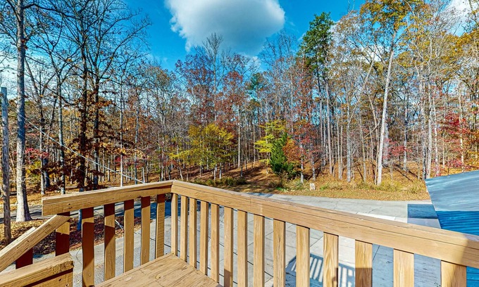 Summerville Apartamento | Cozy and private studio on 5-shared acres with kitchenette & WiFi