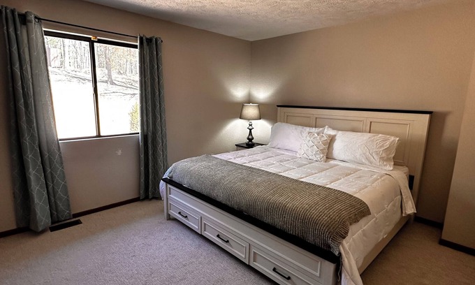 Holiday Hills Condominio | Cozy and quiet 2-bedroom condo with WiFi and AC in charming Traverse City