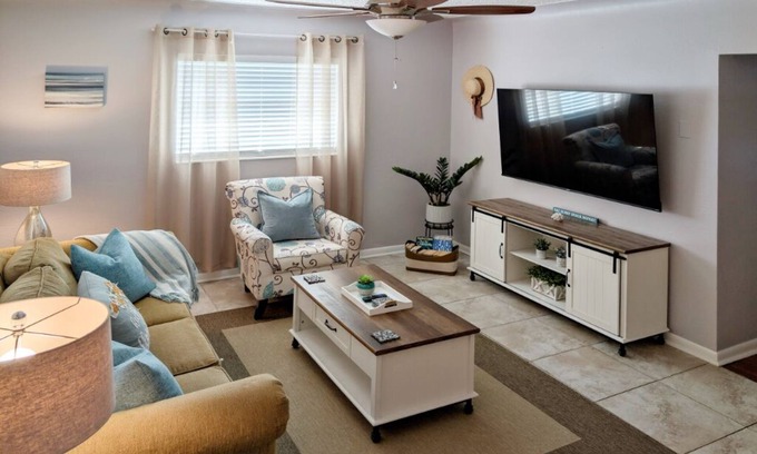 South Pinellas Community Council Apartamento | Cozy and Quiet Dog-Friendly Retreat, Perfectly Located Near Madeira Beach.