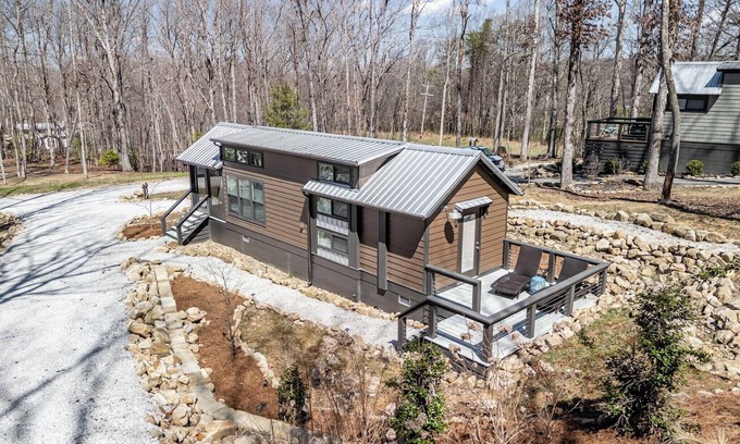 Tracy City Cabaña | Cozy and quiet lake & mountain tiny home retreat. Fire pit + pet friendly!