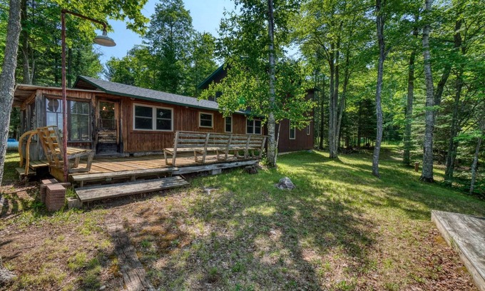 Republic Cabina | Cozy and quiet northern cabin with fabulous lake views and screen porch.