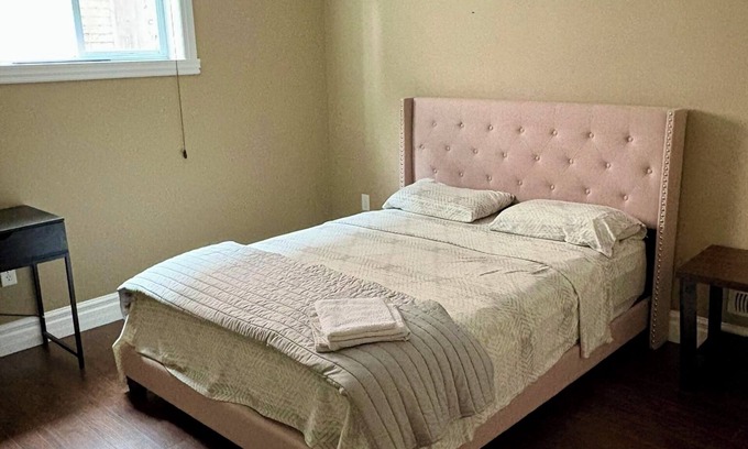 Woodslee Casa | Cozy and quiet room with high speed internet.