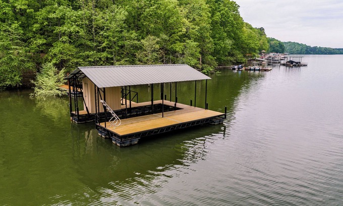 Gainesville Casa | Cozy and serene fishing cabin, Family Traditions, private dock and lake views.