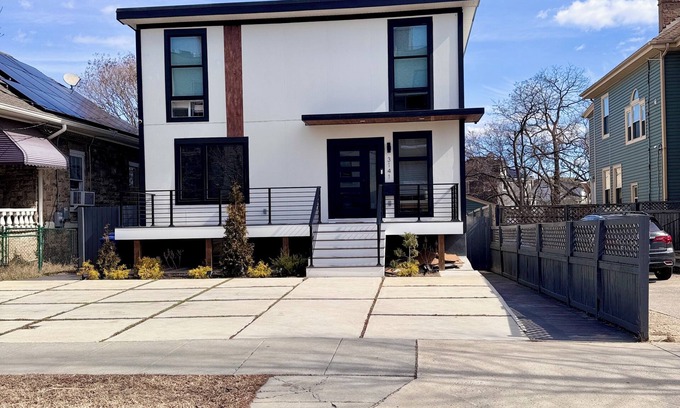 Woodridge Apartamento | Cozy and Spacious 2-bdrm apt w/off-street parking, secure entry, W/D, WiFi in DC
