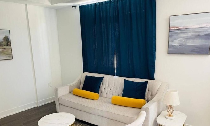 Lakeview Casa | cozy and spacious 3BR full house in Mississauga with free wifi & free parking.